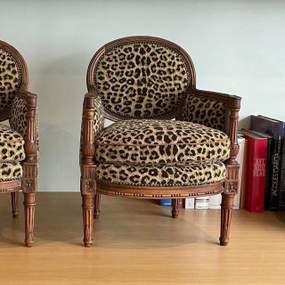 Pour cette charmante paire de fauteuils pour enfants du XVIIIe siècle, une réfection complète a été réalisée dans le respect des techniques traditionnelles. Le tissu utilisé est le Leopard Bon Marché de la Maison Claremont, et les coussins sont ornés d'une passementerie de chez Samuel & Sons, avec un galon French gros grains coloris 079 Cumin.

#tapisserie #tapisserieameublement #tapissier #tapissierdecorateur #tapissierdameublement #fauteuil #fauteuilvintage #fauteuilenfant #meuble #paris #artfrance #artfrancais #art #faitmain #handmade #upholsterer #frenchupholstery #frenchupholsterytechniques #upholsterers