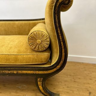 ✨ Transformation magistrale pour cette méridienne anglaise ✨

Après un dégarnissage minutieux et une restauration des bois réalisée par un ébéniste, notre équipe de tapissiers a redonné vie à cette pièce unique.

👉 Réfection complète et traditionnelle

Revêtue d’un somptueux velours jaune effet vintage signé Brochier, modèle Bosforo 001 – Oro par Jules et Jim.

Finitions élégantes avec un galon 100% soie, collection Le Jardin de Samuel & Sons @samuelandsons_france, en teinte 23 Goldenrod, sublimée par un câblé sur pied Loire, coloris 08 Oro.

Un travail d'artisanat alliant tradition et raffinement pour une déco intemporelle.

#restoration #meridienne #tapissier #artisanat #decointemporelle #veloursvintage #samuelandsons #brochier #faitmain #restaurationmeuble #décoration #inspirationdeco