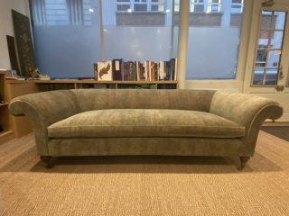 Renaissance d’un classique

Superbe travail de dégarnissage et de recouverture pour ce magnifique canapé à crosse, sublimé par le velours @brochiersoieries BOSFORO 025 Bosco en coton à l'effet vintage.

Un tissu d'exception fourni par @jules_et_jim_textiles Jules et Jim Textile Paris, qui apporte élégance et caractère à cette pièce unique. 🛋️

Savoir-faire, tradition et luxe au cœur de notre atelier.

#TapissierDécorateur #ArtisanatDeLuxe #VeloursBrochier #DécorationIntérieure #SavoirFaireFrançais #CanapéÀCrosse #JulesEtJimTextile #EffetVintage #RestaurationMeuble