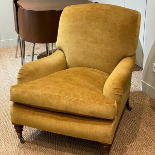 🪑 Élégance retrouvée
Ce charmant fauteuil style Derby retrouve toute sa noblesse après une réfection minutieuse, habillé du somptueux velours Brochier BOSFORO 001 Oro de @jules_et_jim_textiles Jules et Jim textiles – Paris.

Quand tradition et audace textile se rencontrent, le raffinement s’invite dans vos intérieurs.

📍 Paris – Artisanat d’exception & tissus de prestige

#JulesEtJimTextiles #TapissierDécorateur #VeloursBrochier #DécorationLuxe #RéfectionFauteuil #ArtisanatDArt #SavoirFaireFrançais #HauteDécoration #DesignDIntérieur #FauteuilDesign #VeloursDeLuxe #InteriorInspiration #LuxuryFurniture #ParisianStyle #MadeInFrance #FauteuilDéco #FrenchCraftsmanship #BrochierMilano #VeloursOro #ParisDesign #DécorateurParis