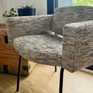 Réfection complète pour ce fauteuil « Conseil » signé Pierre Guariche @galeriepierreguariche, emblème du design des années 60.
Habillé avec audace et raffinement grâce à un tissu d’éditeur Dedar @dedarmilano, il retrouve toute sa modernité, sans rien perdre de son âme.

Quand l’esprit vintage rencontre l’élégance contemporaine.

📍 Paris – Artisanat d’excellence & design intemporel

#PierreGuariche #FauteuilConseil #RéfectionFauteuil #DesignAnnées60 #DedarMilano #TapissierDécorateur #HauteDécoration #DécorationLuxe #DesignDIntérieur #SavoirFaireFrançais #ArtisanatParisien #VintageDesign #FauteuilIconique #ModernismeFrançais #DedarFabric #LuxuryInteriors #ParisDesign #FrenchCraftsmanship #InteriorInspiration #MidCenturyModern #DécorateurParis