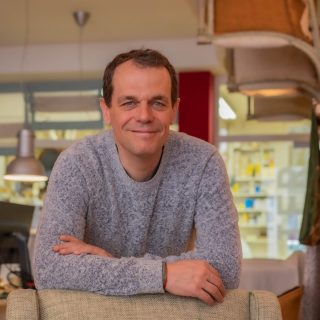 Tout commence en 1993, dans un atelier chauffé au poêle à bois que deux jeunes cousins, apprentis tapissiers, alimentent chaque matin. 
Sous l’œil exigeant de leur maître, Yves Bégin, ils apprennent « à l’ancienne » : sentir la matière, recommencer jusqu’à la perfection, partager une gamelle le midi, écouter les récits qui accompagnent le mobilier d’époque et les étoffes. 

Au fil de cinq années intenses, la confiance s’installe, la rigueur devient naturelle, et l’amour du geste se transforme en vocation. Puis vient le moment qui marque une vie : la transmission du flambeau par leur maître. Cousins associés voit le jour.

Très vite, un chantier fondateur les propulse : la restauration de la Chambre du Roi au château de Vaux-le-Vicomte @vaux.le.vicomte. Un chantier prestigieux où l’on murmure l’histoire, où chaque couture, chaque tension de tissu semble dialoguer avec le passé. Ce travail d’une précision presque sacrée façonne leur identité, renforce leur ambition et leur donne la certitude qu’ils ont trouvé leur voie.

L’histoire prend un nouveau tournant en 2009, lorsque Patrick Seghpossian, Meilleur Ouvrier de France, leur remet les clés de son entreprise Sosegh avant de prendre sa retraite.

Depuis, Guillaume Viel, à la tête de l’entreprise, cultive avec son équipe un savoir-faire d’excellence, attentif à chaque détail, fidèle aux traditions et ouvert aux défis contemporains, animé par le désir sincère de sublimer chaque projet.

Aujourd’hui, le label EPV @labelepv vient consacrer cette aventure de transmission et l’excellence.

@reseauexcellence_epv @reseauexcellence_epv_idf 
#savoirfaire #artisanatdart #metiersdart #excellenceartisanale #traditionvivante 
#restaurationpatrimoine 
#mobilierancien
#heritageartisanal 
#entreprisedupatrimoinevivant 
#labelepv 
#meilleurouvrierdefrance