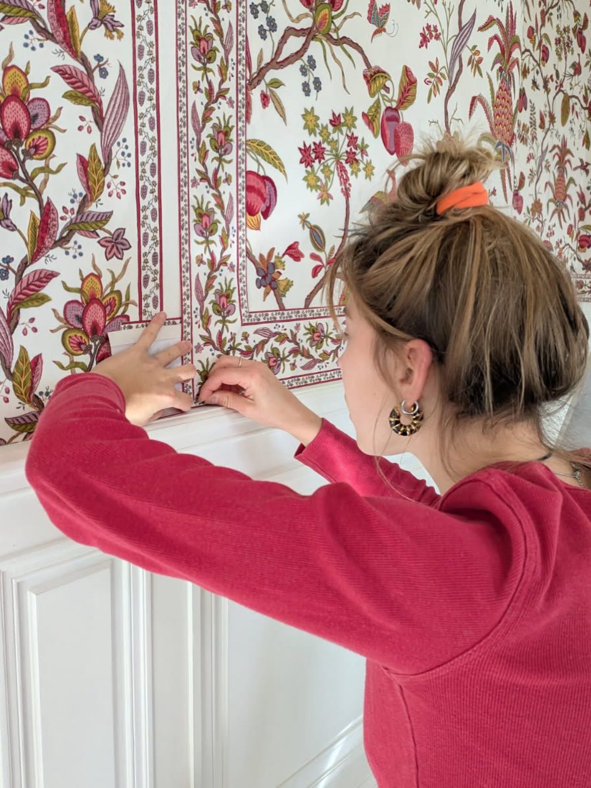 Ici chaque geste compte. Nos tapissiers et tapissières travaillent à la main, dans le respect des traditions transmises depuis des générations.

Le label EPV @labelepv célèbre ces gestes rares, exigeants, hérités de maîtres artisans, sans cesse réinventés, et pourtant si naturels pour nous.

Du dessin à la pose, chaque projet est unique - façonné et préparé avec passion dans nos ateliers au cœur de Paris 7ème.

Photographie : petits appartements de la Reine et bande d’application rayures @lamaisonpierrefrey 

@reseauexcellence_epv_idf @reseauexcellence_epv 
#tenture #tenturemurale #tissu #jouy #tapissierdécorateur